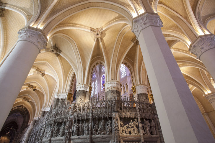 Photo prise de l'intérieur de la cathédrale Notre-Dame de Chartres