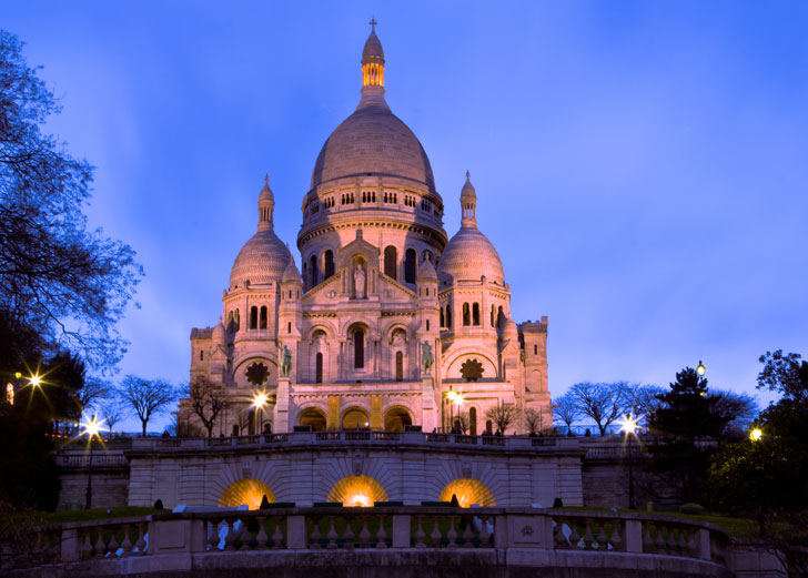 Photo prise de nuit de la Basilique du Sacré-Coeur de Montmartre à Paris