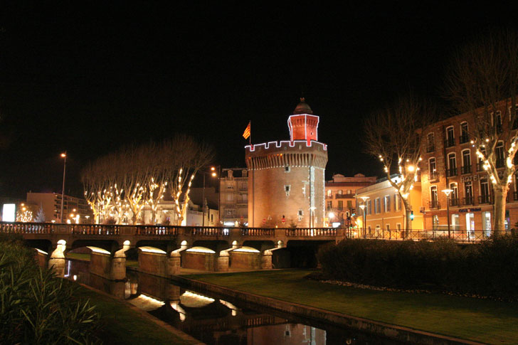 Photo prise de nuit du Castillet à Perpignan