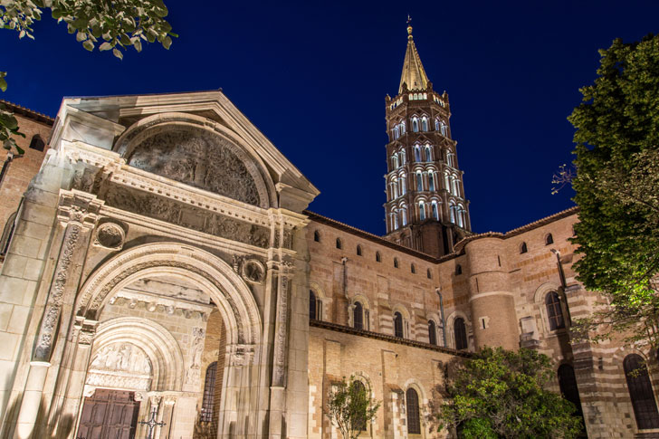 Photo prise de nuit de la basilique Saint-Sernin de Toulouse
