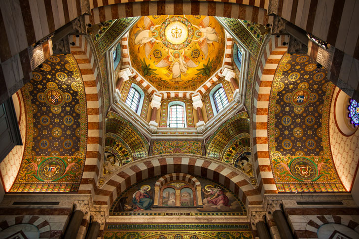 Photo prise de l'intérieur de la basilique Notre-Dame de la Garde de Marseille