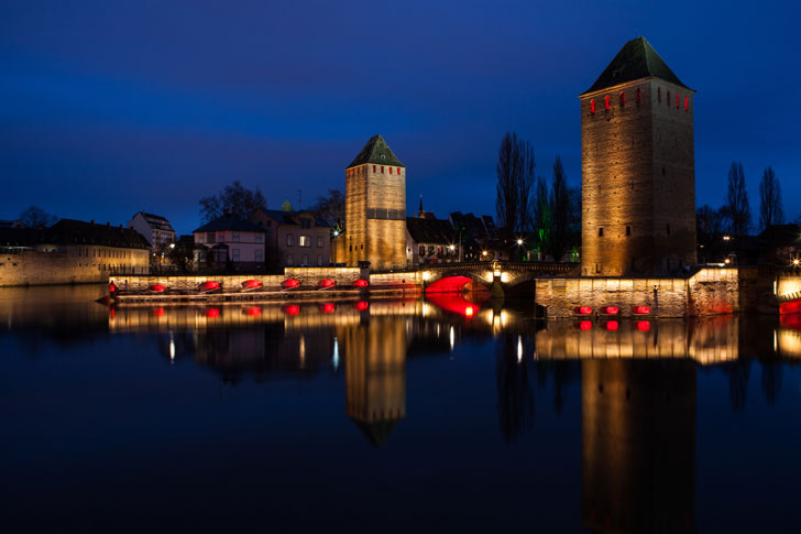 Photos des ponts couverts, la nuit, à Strasbourg