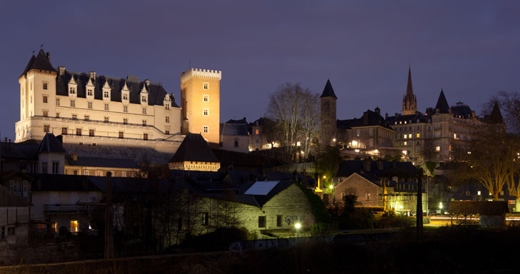 Photo prise de nuit du Château et de la ville de Pau