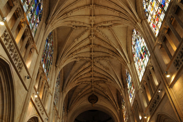 Photo prise de l'intérieur de la Basilique Notre-Dame à Alençon