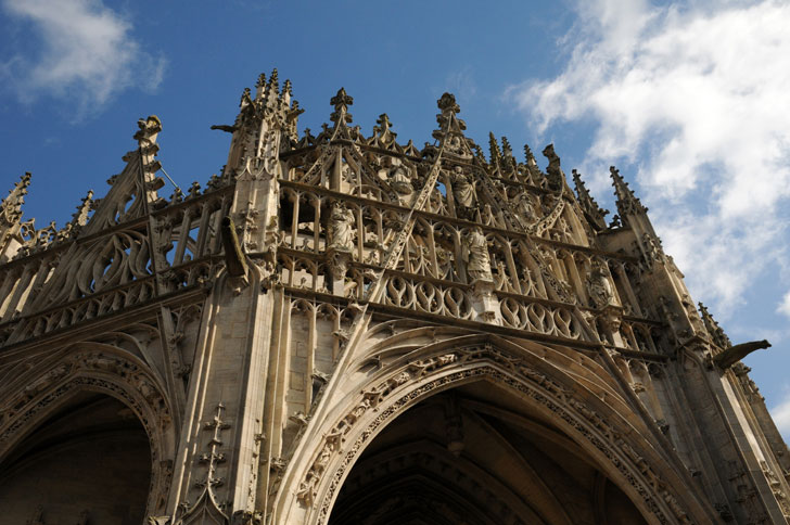 Photo de la façade de la Basilique Notre-Dame d'Alençon