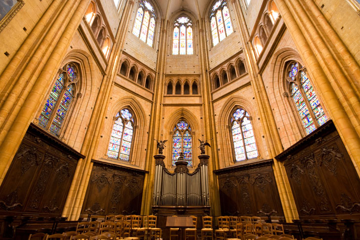 Photo prise de l'intérieur de la cathédrale Saint-Bénigne de Dijon