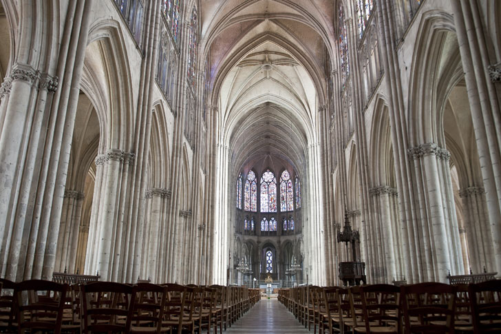 Photo prise de l'intérieur de la cathédrale Saint-Pierre et Saint-Paul de Troyes