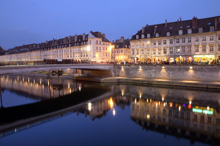 Photo prise de nuit du Quai Vauban à Besançon