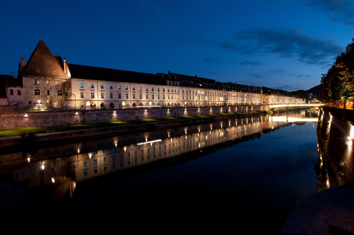 Photo prise de nuit du Quai Vauban de Besançon