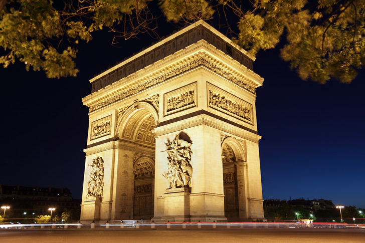 Photo de l'Arc de Triomphe à Paris la nuit