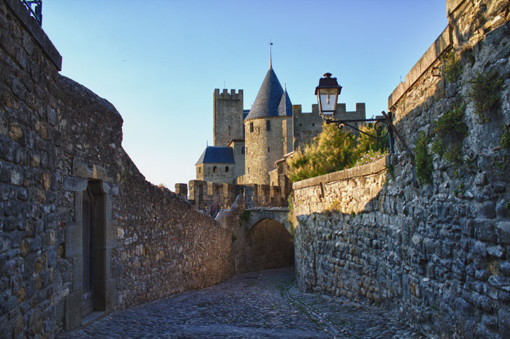Photo d'une ruelle de la cité médiévale de Carcassonne