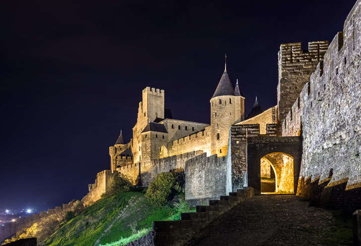 Photo prise de nuit de la cité médiévale de Carcassonne