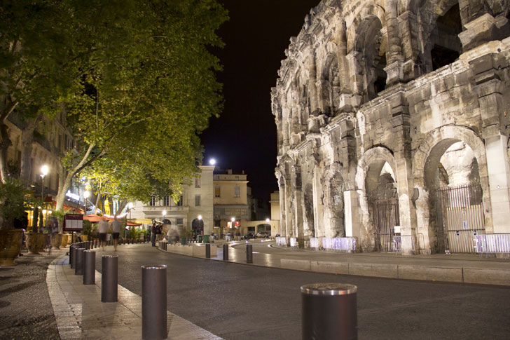 Photo prise de nuit des Arènes de Nîmes