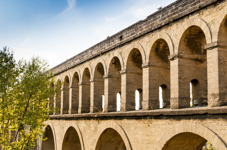 Photo de l'aqueduc des Arceaux à Montpellier