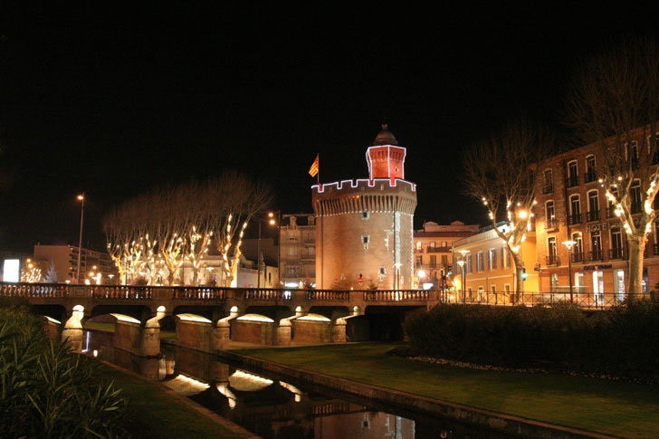 Photo prise de nuit du Castillet à Perpignan