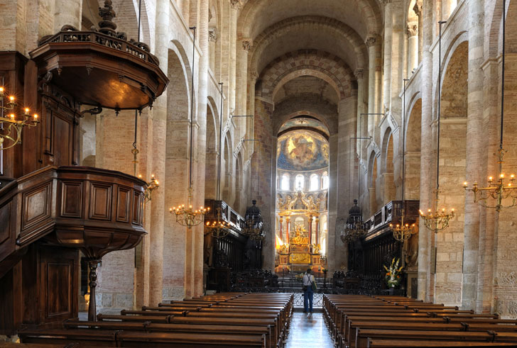 Photo prise de l'intérieur de la basilique Saint-Sernin de Toulouse