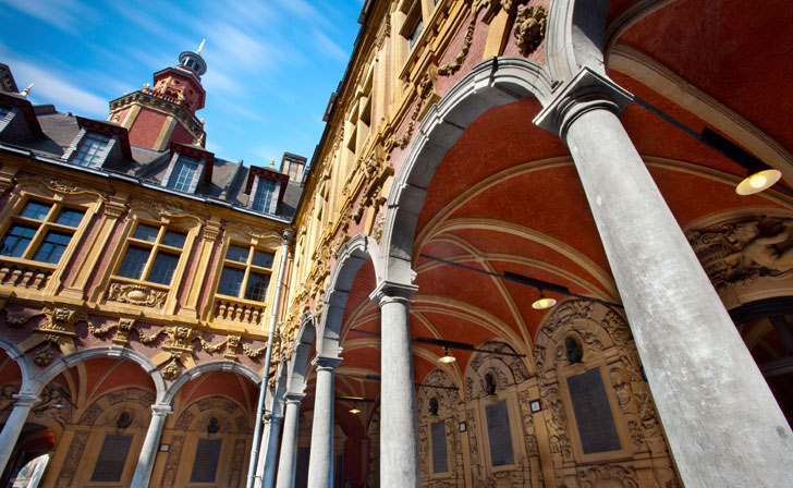 Photo prise de l'intérieur de la Vieille Bourse de Lille