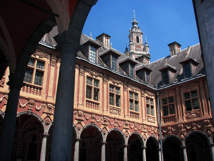 Photo prise de l'intérieur de la Vieille Bourse de Lille