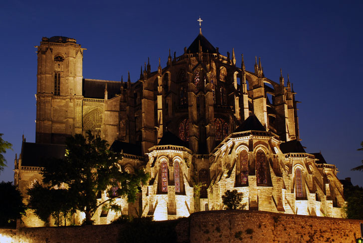 Photo prise de nuit de la cathédrale Saint-Julien du Mans