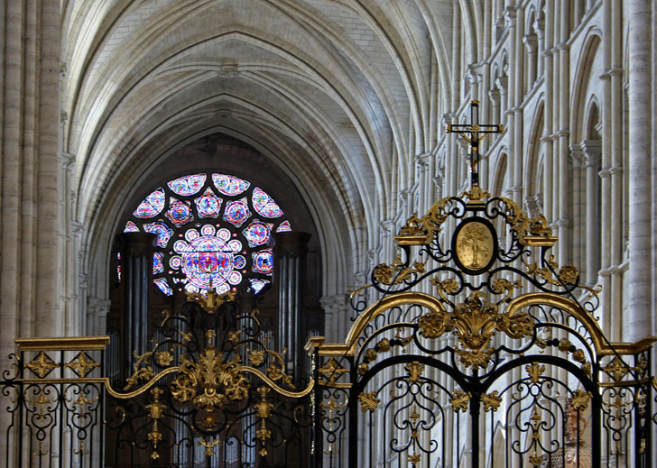 Photo prise de l'intérieur de la cathédrale Notre-Dame à Laon