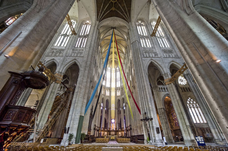 Photo prise de l'intérieur de la cathédrale Saint-Pierre de Beauvais