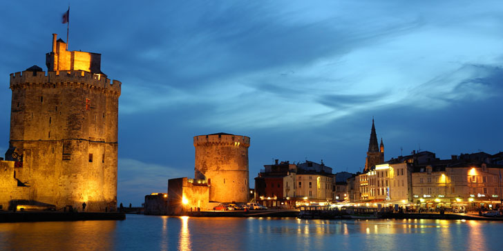 Photo prise de nuit du Vieux-Port de La Rochelle
