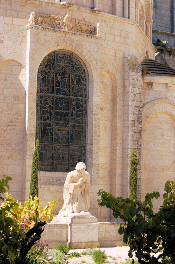Photo d'une statue de la cathédrale Saint-Pierre d'Angoulême