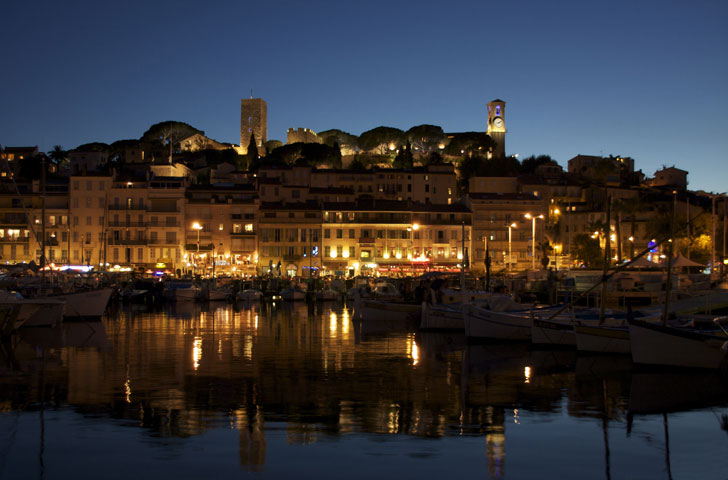 Photo prise de nuit de la ville de Cannes