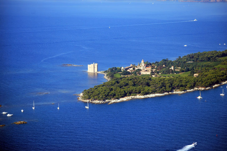 Vue aérienne sur l'île Saint-Honorat à Cannes