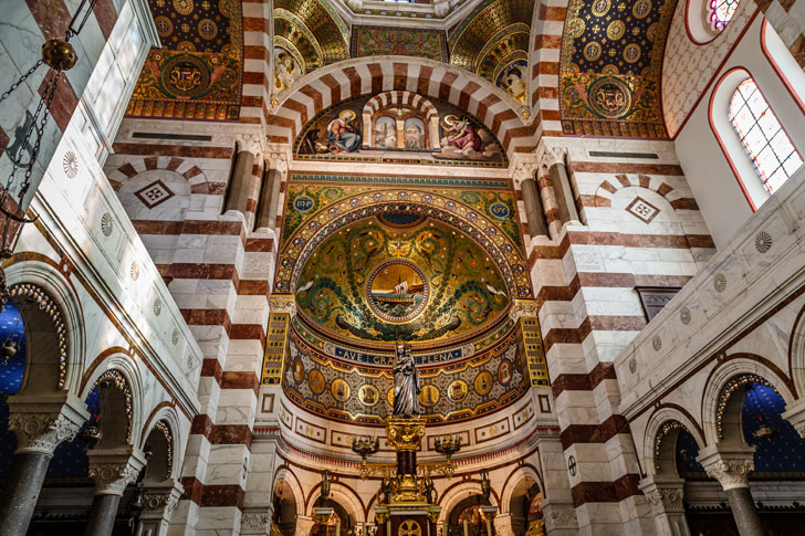 Photo prise de l'intérieur de la basilique Notre-Dame de la Garde de Marseille