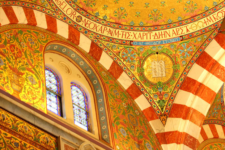 Photo prise de l'intérieur de la basilique Notre-Dame de la Garde de Marseille