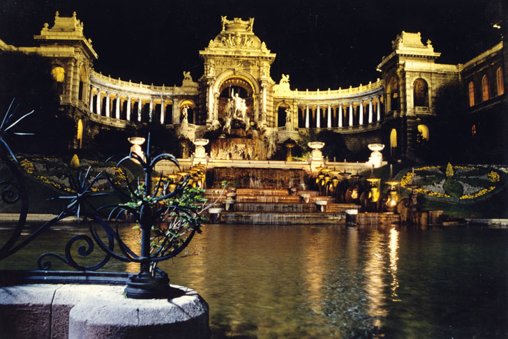 Photo prise de nuit du Palais Longchamp de Marseille