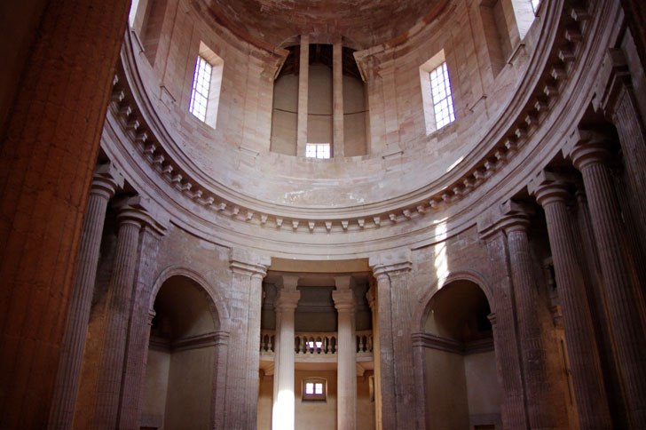 Photo prise de l'intérieur de l'hospice de la Vieille Charité à Marseille