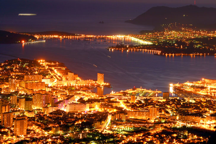 Photo prise de nuit de la rade de Toulon