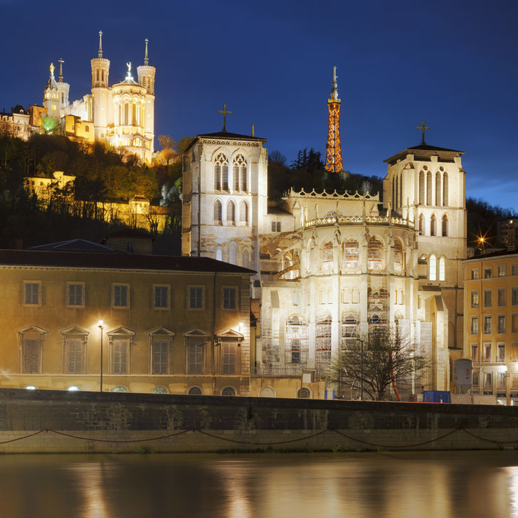 Photo prise de nuit de la cathédrale Saint-Jean de Lyon