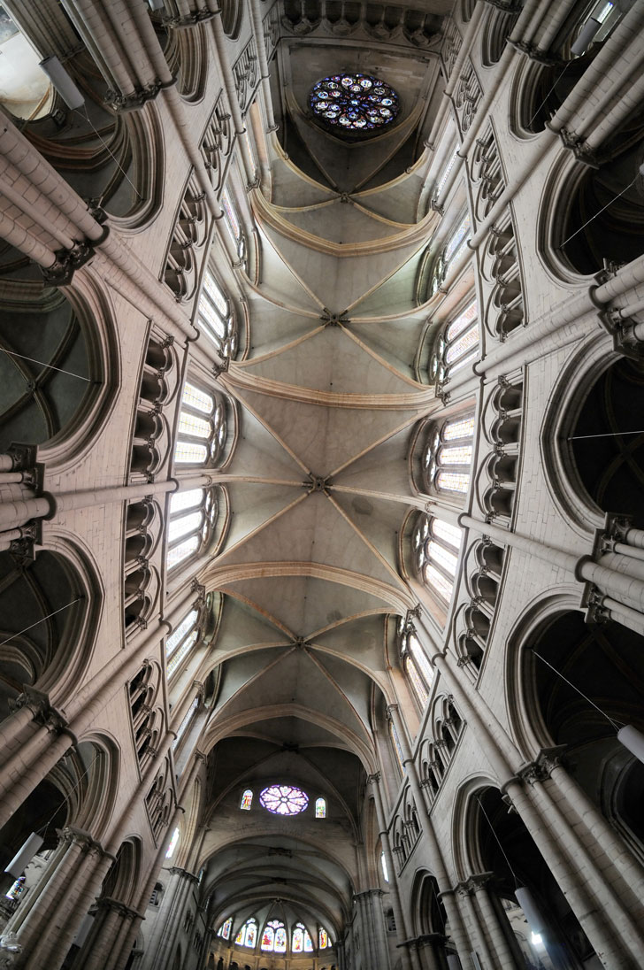 Photo prise de l'intérieur de la cathédrale Saint-Jean de Lyon