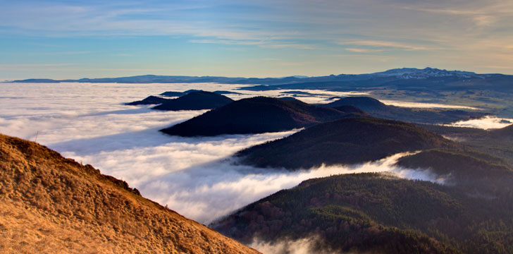 Une chaîne de volcans éteint au parc naturel régional des volcans d'Auvergne