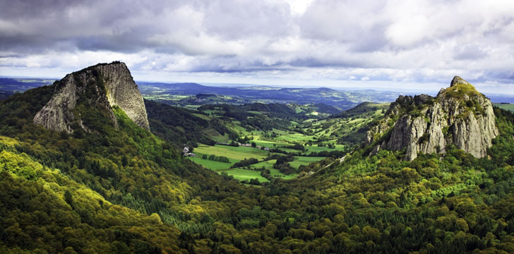 Les roches Tuilière et Sanadoire dans le parc naturel régional des volcans d'Auvergne