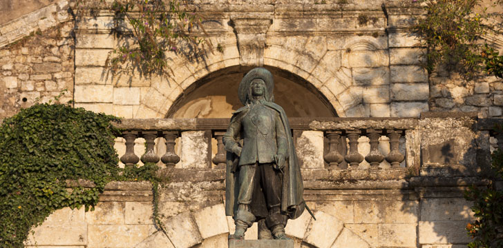 L'escalier monumental et la statue de d'Artagnan à Auch