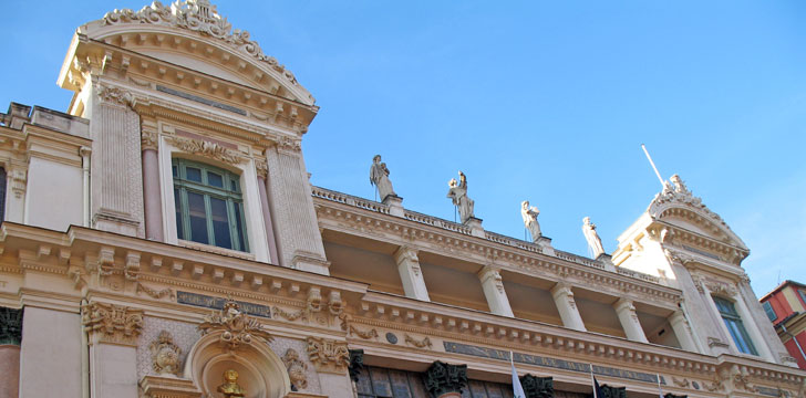 La façade de l'entrée de l'Opéra de Nice