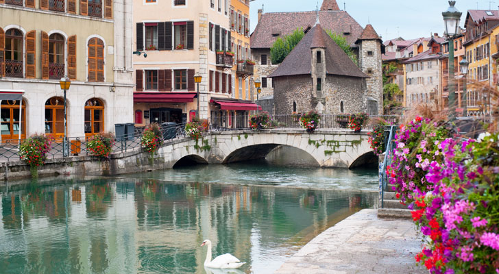 Un canal fluvial dans la ville d'Annecy