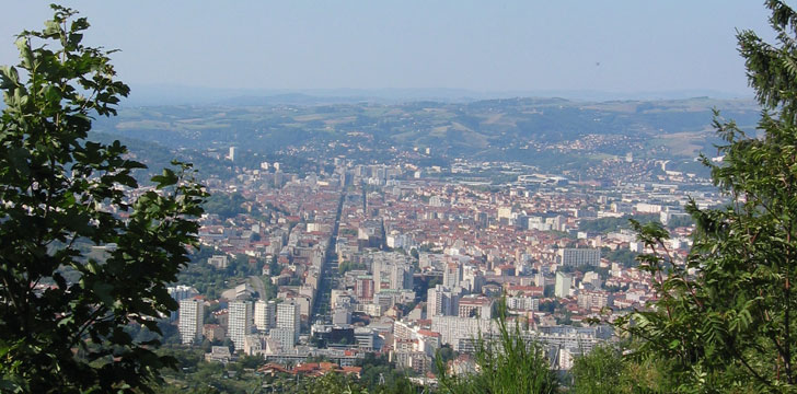 Vue d'ensemble de la ville de Saint-Étienne dans le département de la Loire.