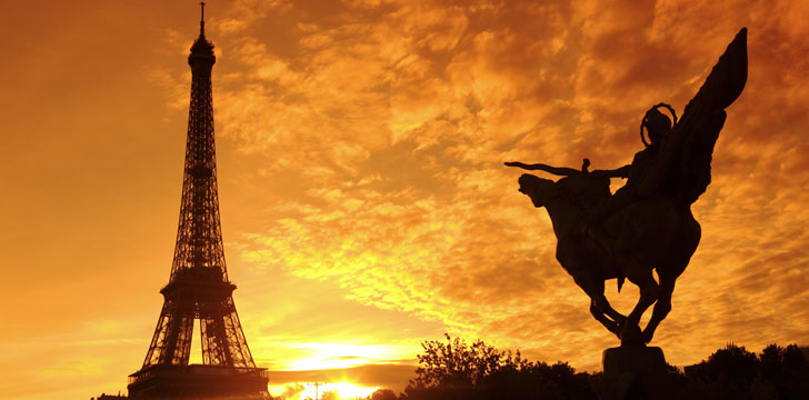 Vue sur la Tour Eiffel pendant le coucher de soleil à Paris
